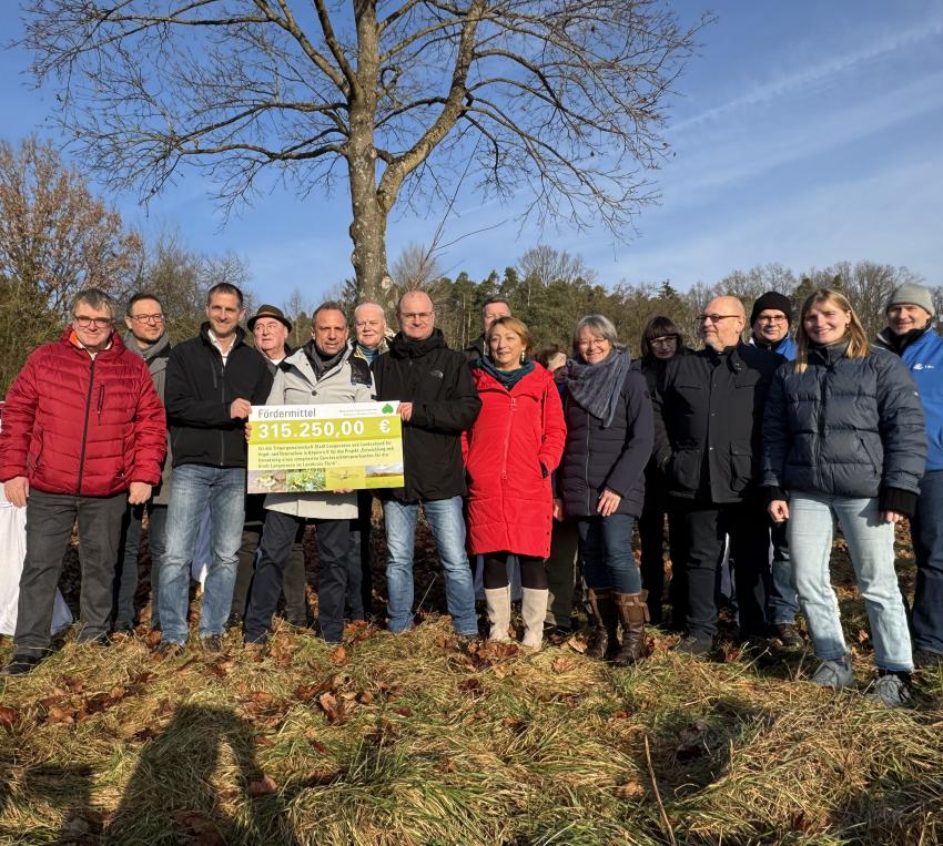 Umweltminister und Stiftungsratsvorsitzender des Bayerischen Naturschutzfonds, Thorsten Glauber, hat bei der heutigen Auftaktveranstaltung in Langenzenn einen Förderscheck in Höhe von rund 315.000 Euro für das Modellprojekt eines integrierten Gewässerbiotopverbunds überreicht.