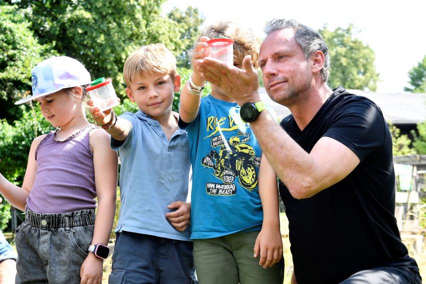 Minister Glauber mit den Kindern