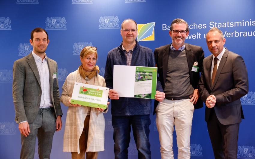 Der Münchener Golf Club e. V. Thalkirchen nimmt die Auszeichnung als 