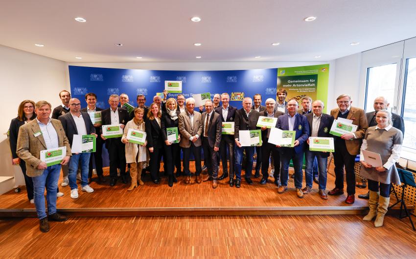 Die Vertreter der am 12. November 2025 ausgezeichneten Golfanlagen im Gruppenbild mit Staatsminister Thorsten Glauber und dem Präsidenten des Bayerischen Golf Verbands, Arno Malte Uhlig (Mitte).