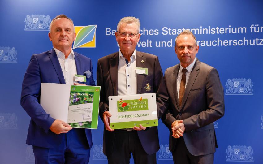 Der Golfclub Schwanhof e. V. nimmt die Auszeichnung als 