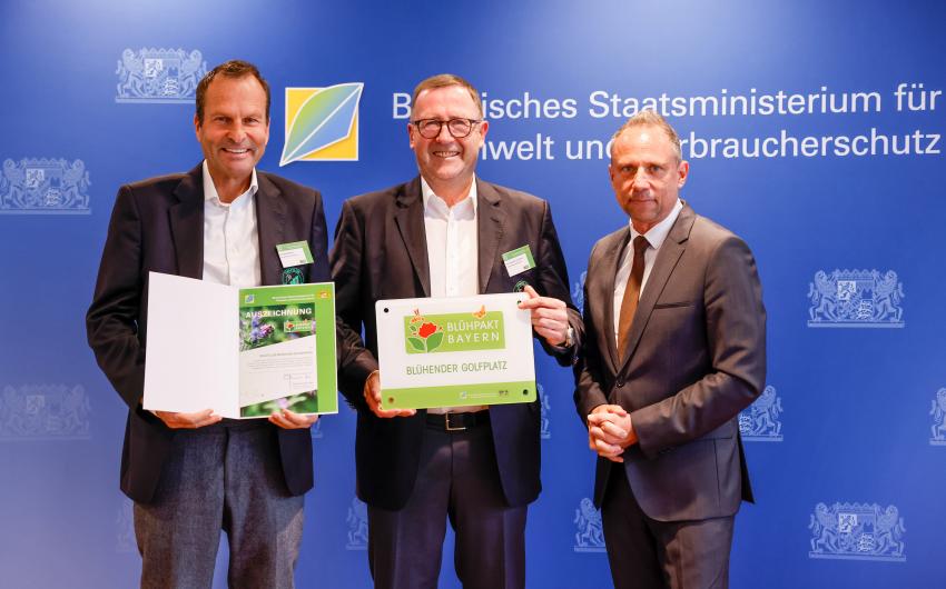 Der Golfclub München Eichenried nimmt die Auszeichnung als 