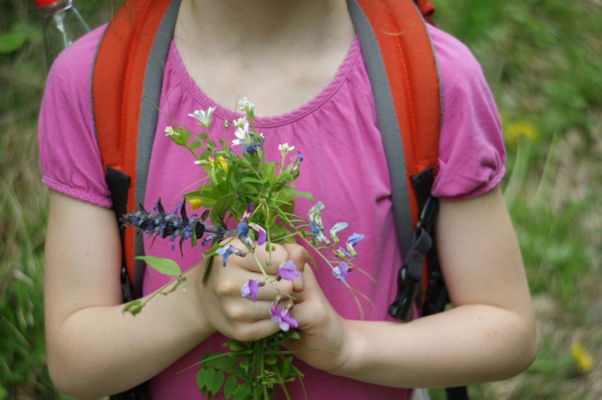Kind mit Blüten in der Hand, Autorin: Julia Groothedde