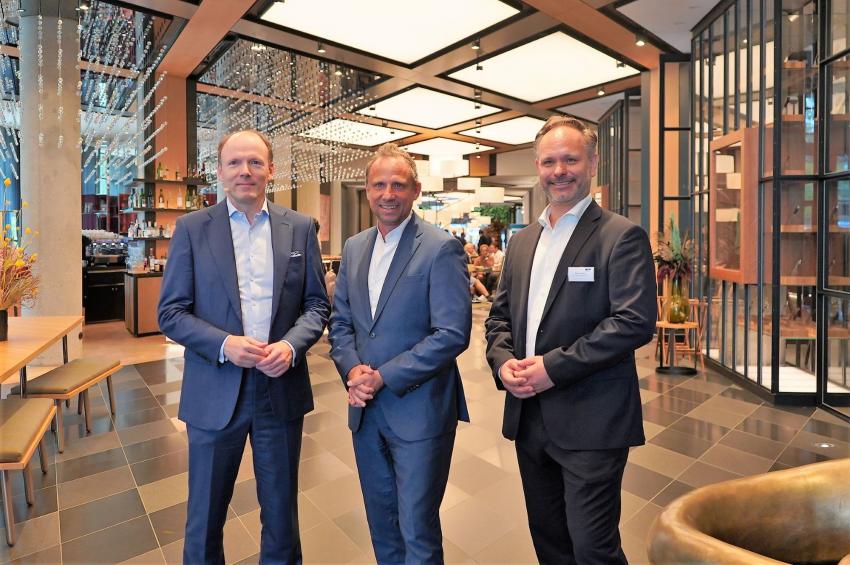von links: Andreas Eisele, Präsident BFW Landesverband Bayern e.V. und Mitglied des Bundesvorstandes, Umweltminister Thorsten Glauber und Peter Hülsen, Geschäftsführer BFW Landesverband Bayern e.V. im Hyatt-Hotel Andaz München.
