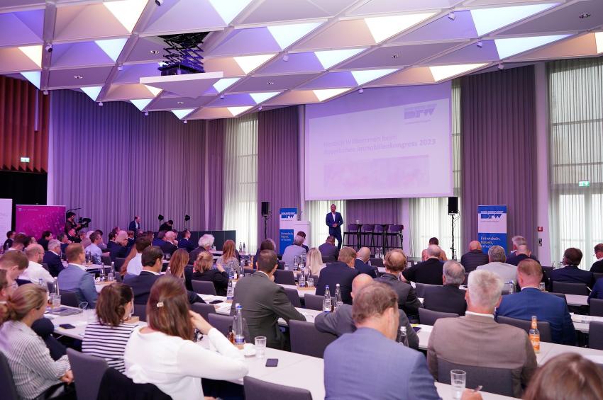 Umweltminister Thorsten Glauber richtet ein politischen Grußwort an die geladenen Gäste des Kongresses.