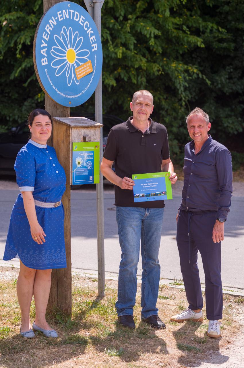 von rechts nach links: Umweltminister Thorsten Glauber, Markus Donhauser und Eva Menzl an der Stempelstation Nr. 32 am Max-Schultze-Steig in Regensburg