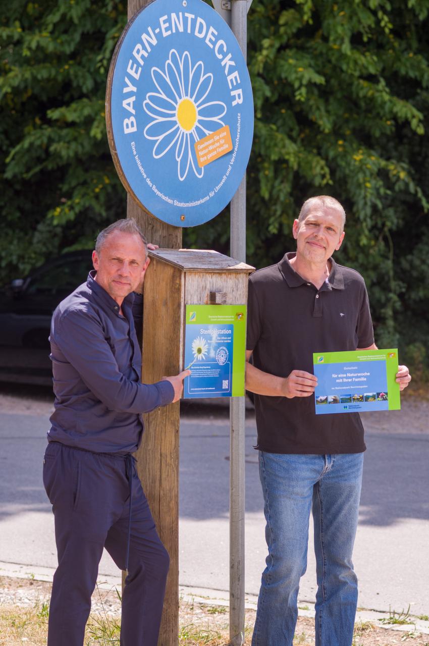 Umweltminister Thorsten Glauber mit Markus Donhauser, dem Gewinner des Wettbewerbs 