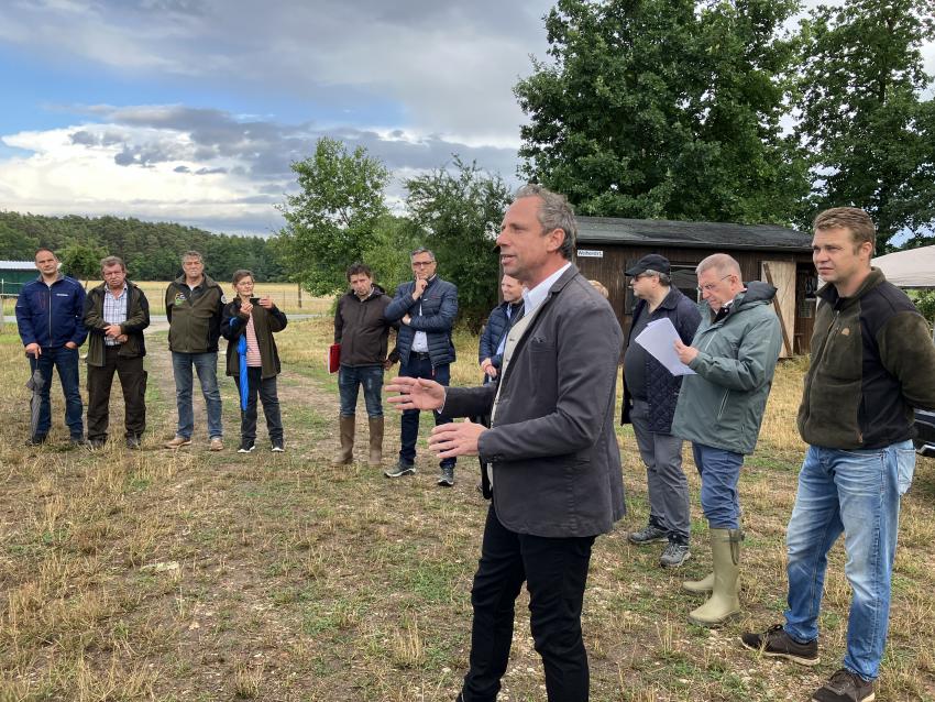 Das Foto zeigt Umweltminister Thorsten Glauber bei seiner Rede an die geladenen Gäste.