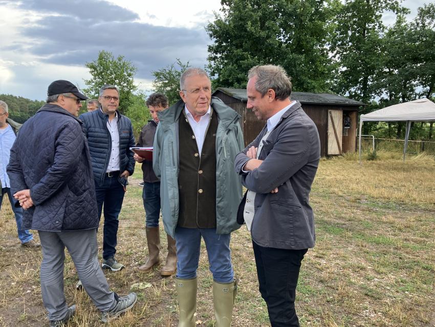 v. r.: Umweltminister Thorsten Glauber im Gespräch mit dem Bezirkstagspräsidenten Henry Schramm.
