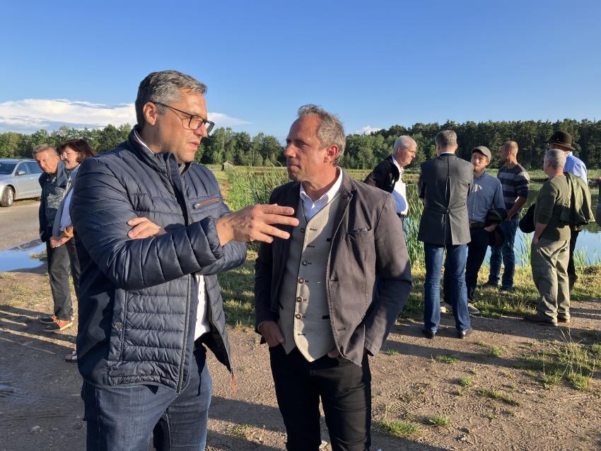 v. r.: Umweltminister Thorsten Glauber im Gespräch mit Gerhard Bauer (Bürgermeister von Hallerndorf).