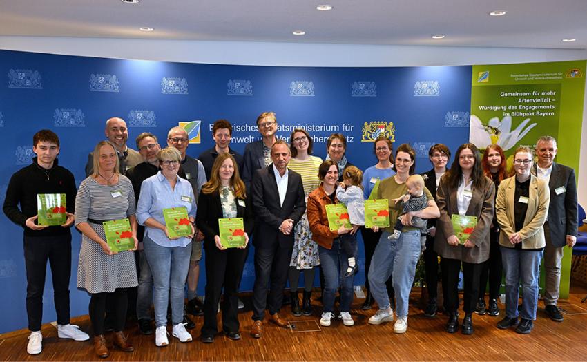 Umweltminister Thorsten Glauber mit den Vertreterinnen und Vertretern der Gärtnerei Steinhilber, Gärtnerei am Gegenbach, Gärtnerei Dumbsky, Blumen Eber, Die Staudengärtnerei Till Hofmann & Fine Molz GbR, Biogärtnerei Christian Herb, Stauden Haid Bio-Gärtnerei, Bio Gärtnerei StaudenSpatz, Gärtnerei und Floristik Altmann, Gärtnerei am Südring der Diakonie am Campus, Hof (v.l.n.r.); nicht anwesend waren die Gärtnereien Ehrhardt Stauden, Doris Ehrhardt und Stefan Ort und Stauden Panitz GmbH & Co. KG, Foto: StMUV