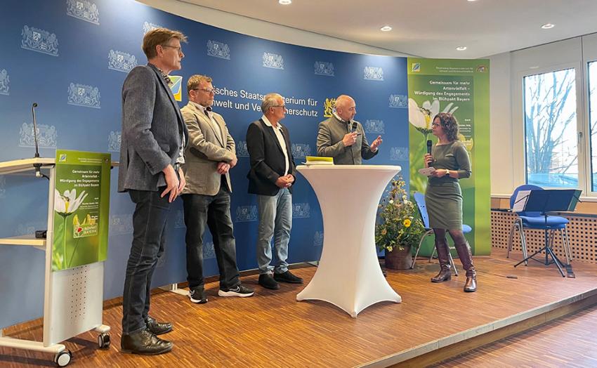 Moderiertes Gespräch beim Festakt, Till Hofmann (Die Staudengärtnerei Till Hofmann & Fine Molz GbR), Stefan Lerche (Lerche: GmbH), Karlheinz Bachmeier (Golfclub Schloss Maxlrain e.V.), Reinhard Steinhilber (Gärtnerei Steinhilber), Barbara Siebert (StMUV) (v.l.n.r.), Foto: StMUV