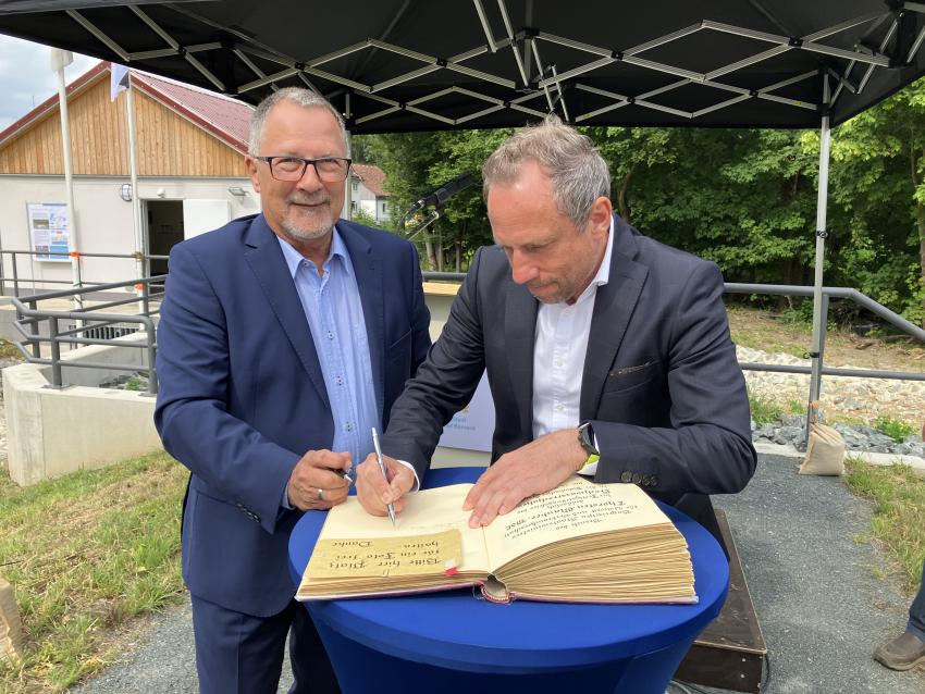 Minister Glauber unterschreibt