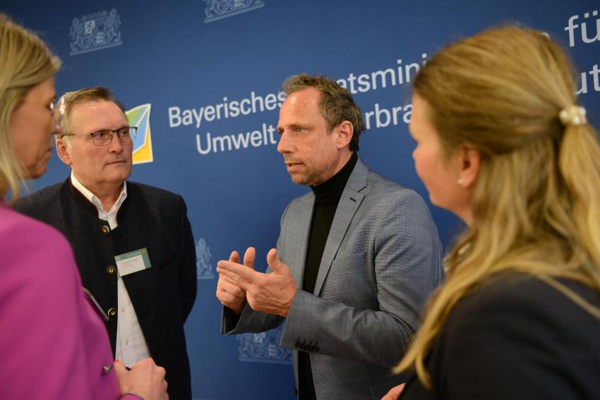 Umweltminister Glauber im Austausch mit den Gemeinden Buch am Erlbach und Vilsbach