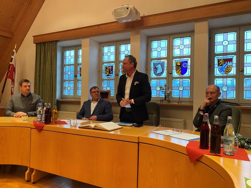 Umweltminister Thorsten Glauber hält Rede