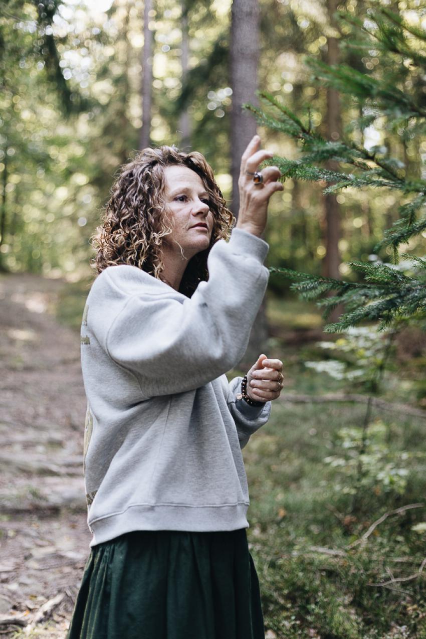Juliane Wellmann sieht einen Ast genauer an (Waldbaden) (Urheberin: Juliane Wellmann)