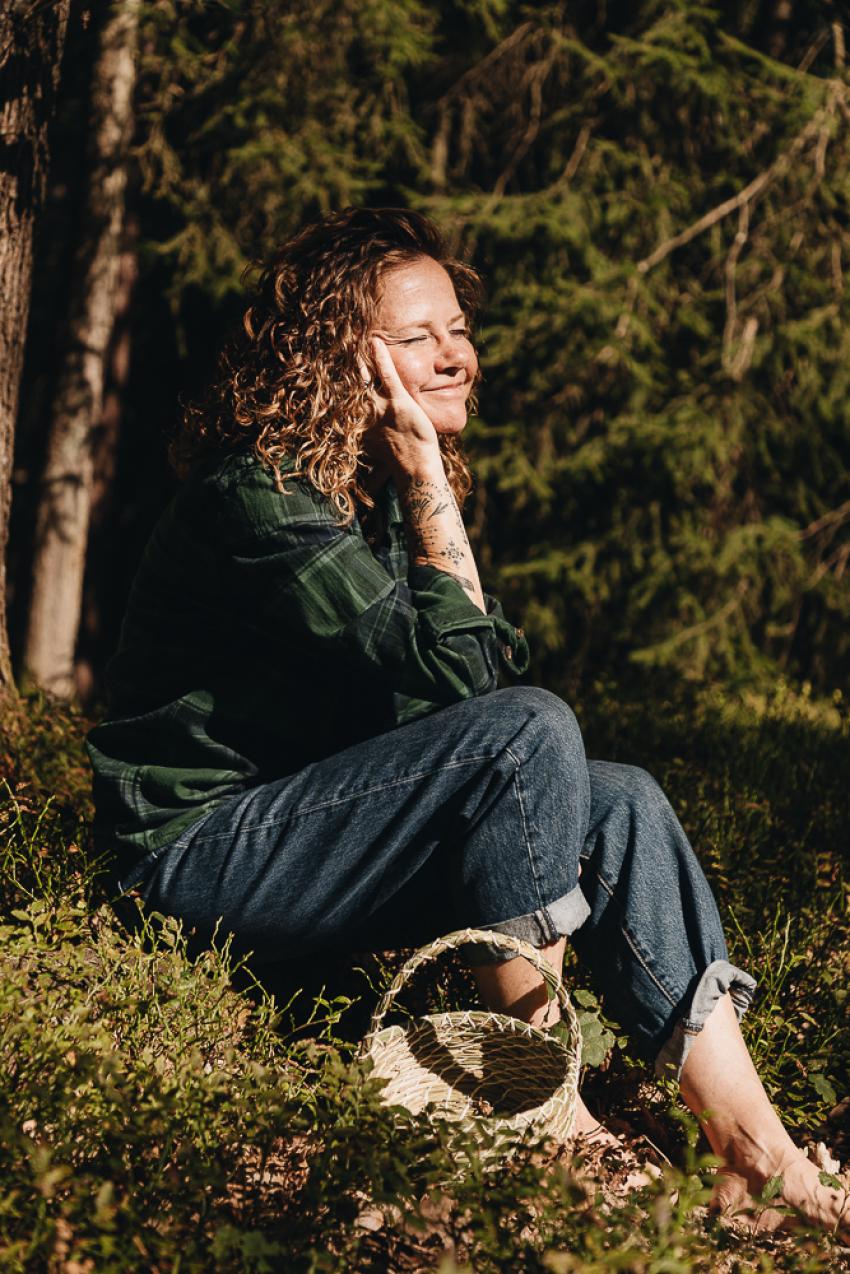 Juliane Wellmann sitzt auf dem Waldboden in der Sonne (Waldbaden) (Urheberin: Juliane Wellmann)