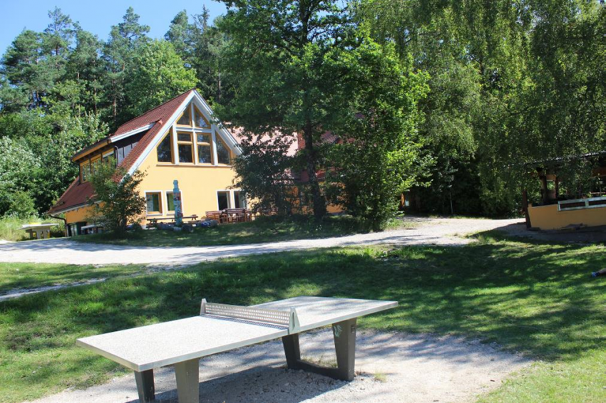 Anlage: Blick vom Zeltplatz auf das Jugendhaus (Urheberin: Bruni Schmidt)