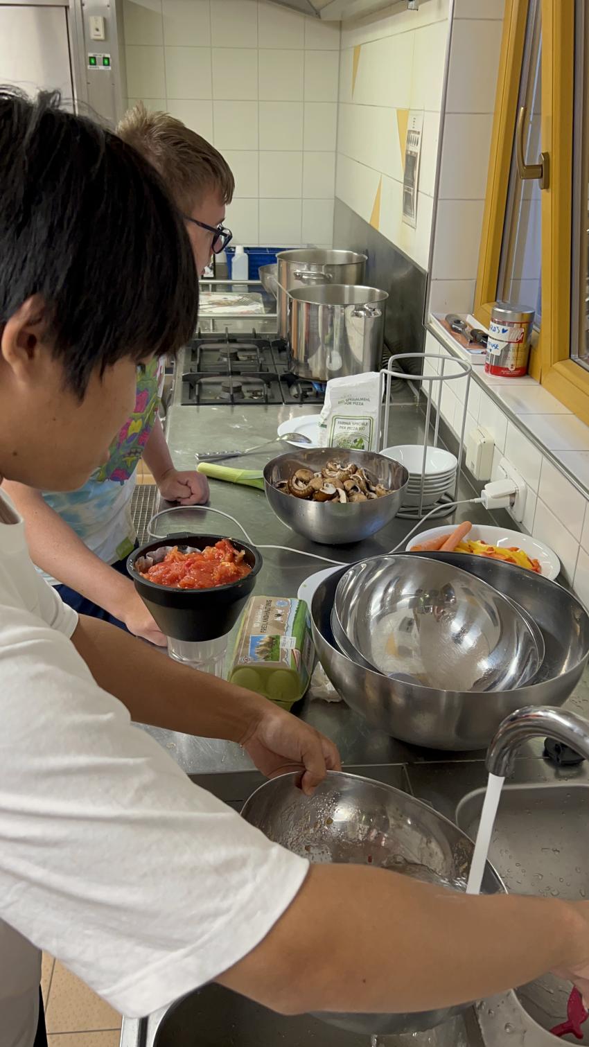 Gemeinsam kochen - gemeinsam arbeiten - gemeinsam Spaß haben - Jugendworkcamp (Urheberin: Bruni Schmidt)