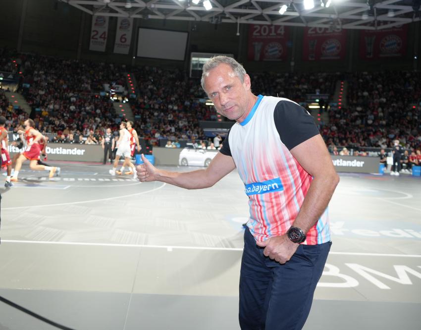 Umweltminister Thorsten Glauber beim klima.bayern Spieltag des FC Bayern München Basketball