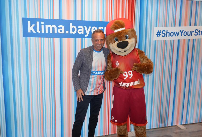 Umweltminister Thorsten Glauber mit dem Maskottchen Ben des FC Bayern Basketball