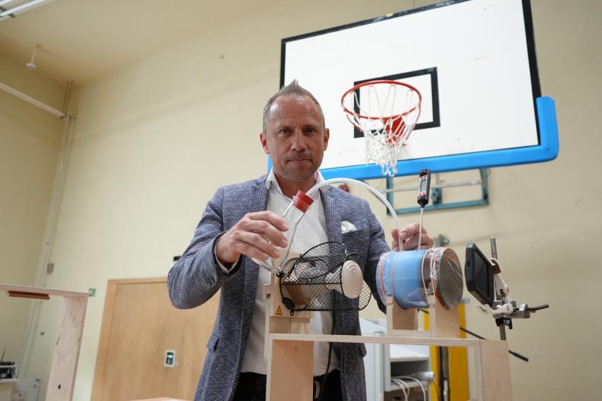 Minister Glauber mit einem Experiment