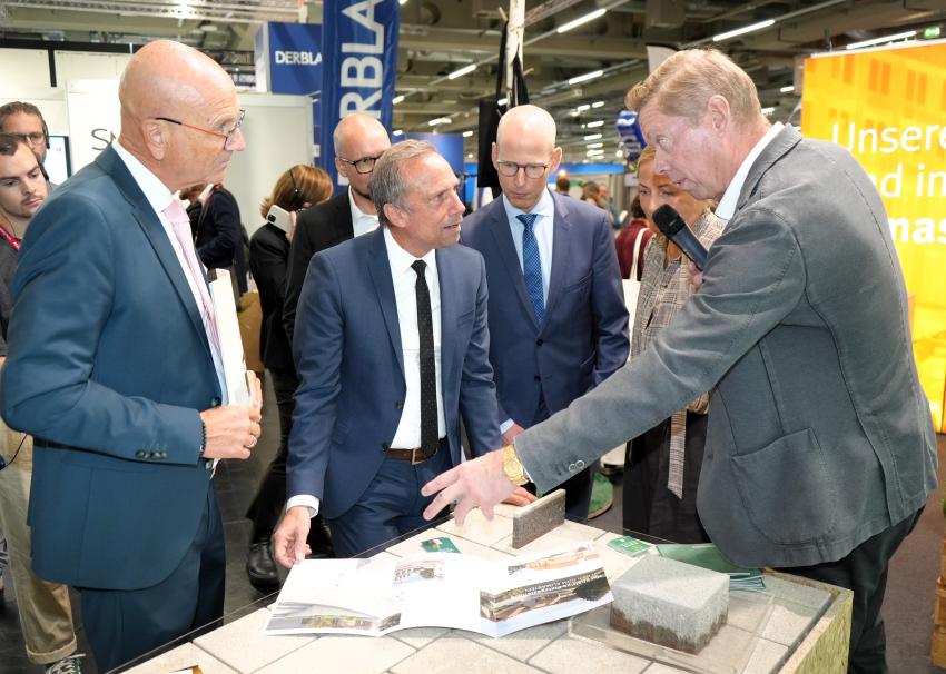 Umweltminister Thorsten Glauber besucht den Messe-Stand der GODELMANN GmbH & Co. KG, hier im Gespräch.