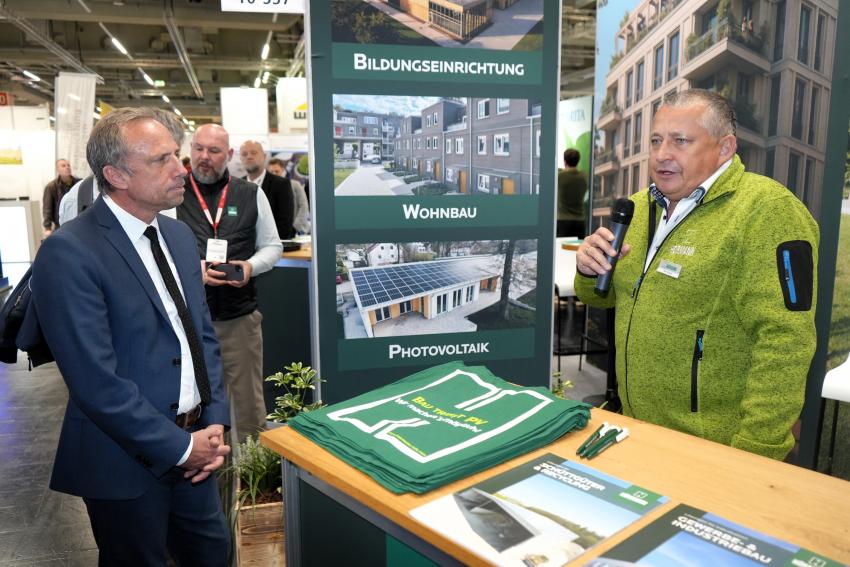 Umweltminister Thorsten Glauber besucht den Messestand der Rudolf Hörmann GmbH & Co.KG.