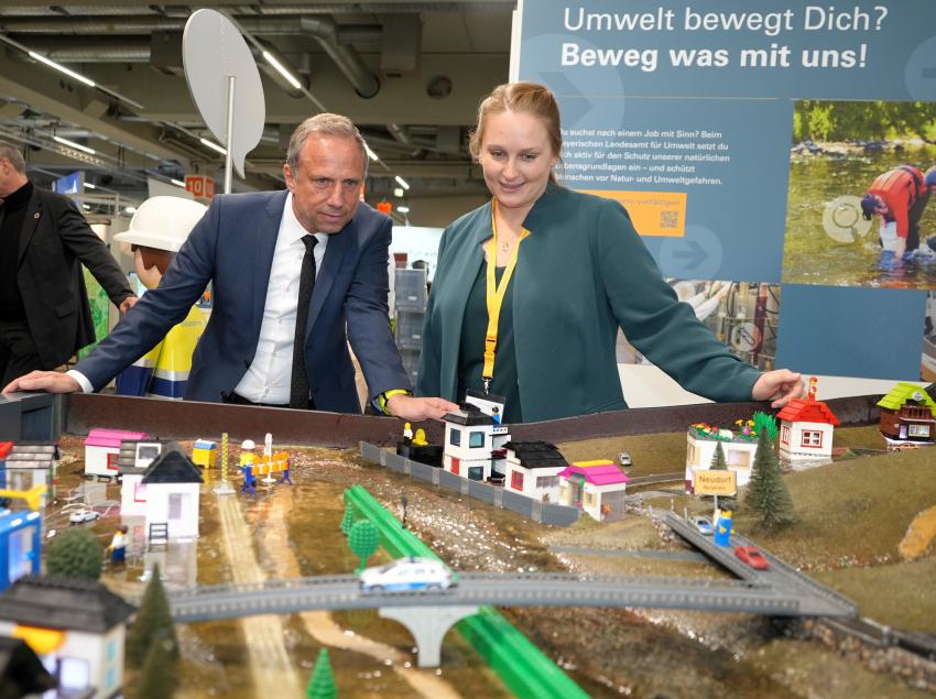 Umweltminister Thorsten Glauber besucht den Gemeinschaftsstand des LfU zusammen mit dem Bayerischen Staatsministerium für Wirtschaft, Landesentwicklung und Energie und der Landesagentur für Energie und Klimaschutz.