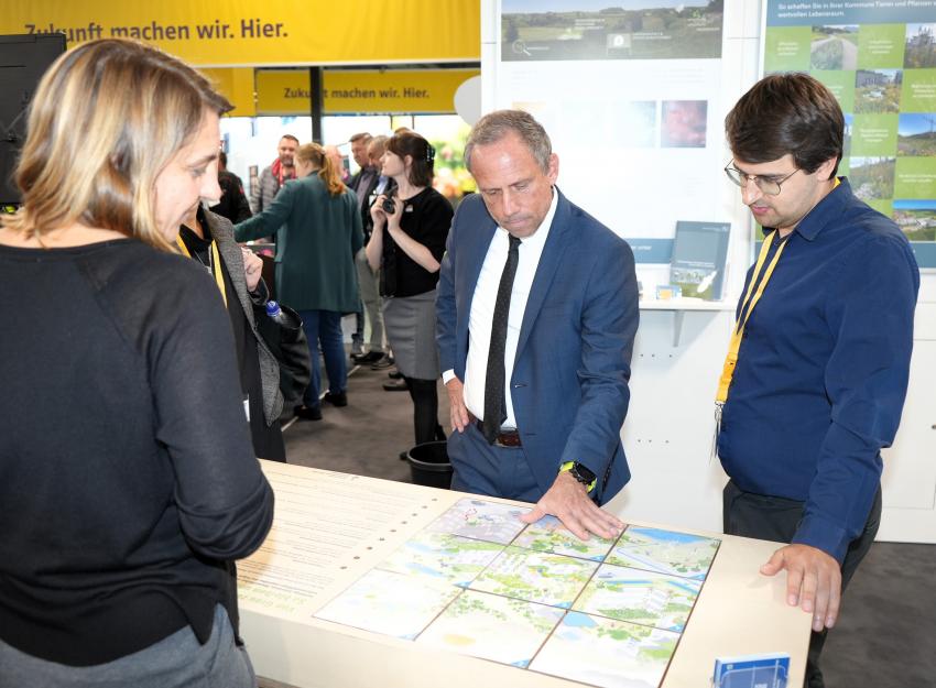 Umweltminister Thorsten Glauber besucht den Gemeinschaftsstand des LfU zusammen mit dem Bayerischen Staatsministerium für Wirtschaft, Landesentwicklung und Energie und der Landesagentur für Energie und Klimaschutz.