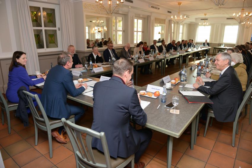 Bürgermeister und Landräte diskutieren zusammen mit Umweltminister Thorsten Glauber