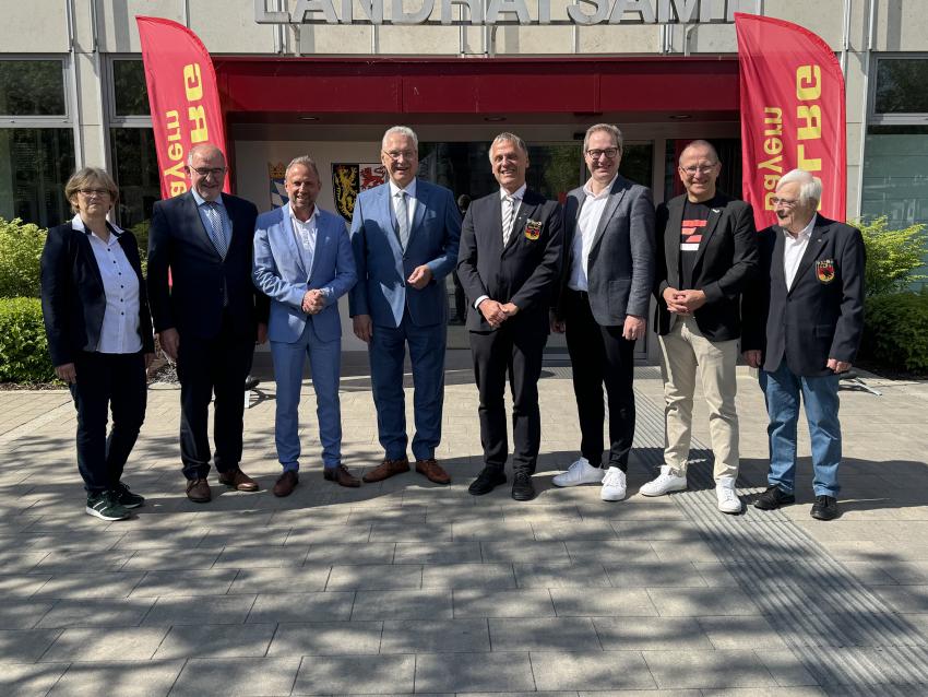 Ehrengäste vor dem Landratsamt zeigt v.l.n.r.: DLR-Vertreter, Landrat Willibald Gailler, StM, StM Joachim Herrmann, DLRG-Präsident Dr. Manuel Friedrich, OB Markus Ochsenkühn, BLSV-Präsident Jörg Ammon, Ehrenpräsident DLRG
