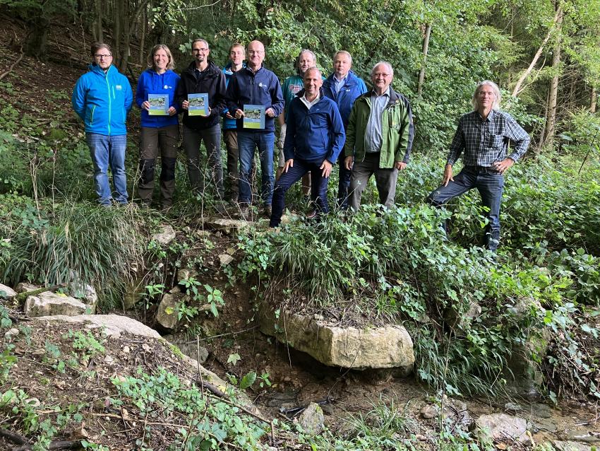 Minister mit dem LBV anlässlich der Vorstellung des überarbeiteten Praxisleitfadens und der Broschüre Quellen  einzigartig und schützenswert