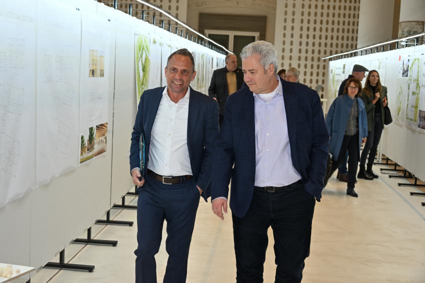 Umweltminister Thorsten Glauber und Matthias Graßmann, Präsident der Handwerkskammer für Oberfranken, in der Ausstellung mit den verschiedenen Entwürfen zum Neubau des Bildungszentrums Bamberg.