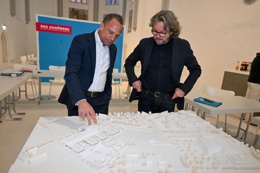 Vor dem Modell stehen Umweltminister Thorsten Glauber und Albrecht Randecker, Architekt. 