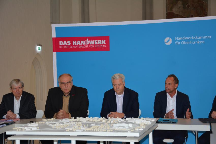 von rechts: Umweltminister Thorsten Glauber, Matthias Graßmann, Präsident der Handwerkskammer für Oberfranken, Reinhard Bauer, Hauptgeschäftsführer Handwerkskammer für Oberfranken, Thomas Engel, Regierungsvizepräsident von Oberfranken