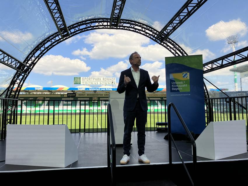 Umweltminister Thorsten Glauber hält eine Rede auf der Bühne im Sportpark Ronhof in  Fürth.