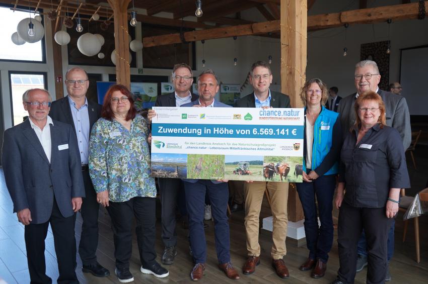 Minister Glauber übergibt anlässlich des Naturschutzgroßprojekts „Lebensraum Mittelfränkisches Altmühltal“ den Zuwendungsbescheid über 6.569.141 €