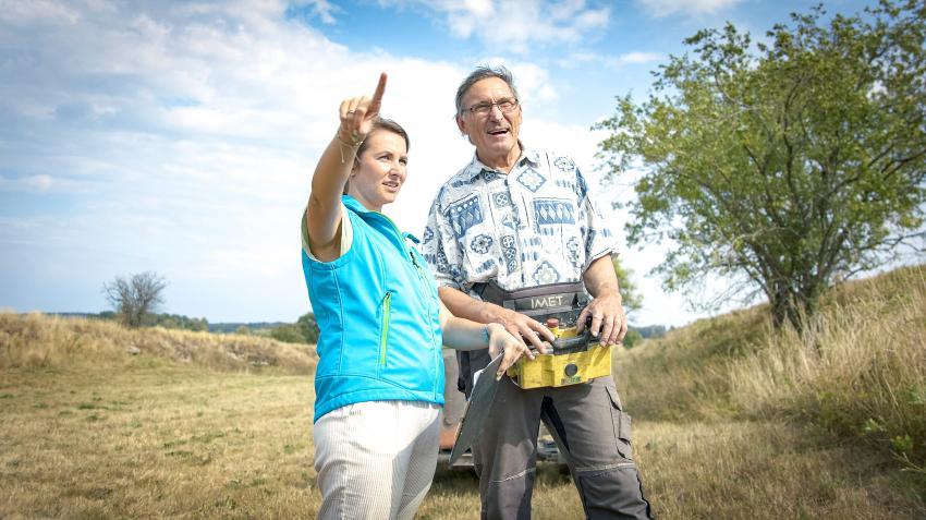 Naturtalent Chiara Engelbrecht koordiniert Pflegemaßnahmen, die von einem Landwirt durchgeführt werden.