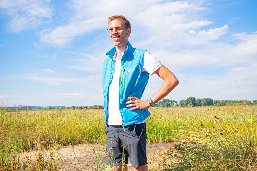 Naturtalent Aaron Hoyer steht im Königsauer Moos.  