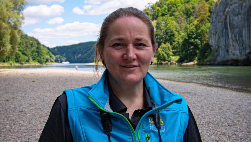 Ein Porträtfoto von Naturtalent Franziska Jäger, im Hintergrund befindet sich die Donau.