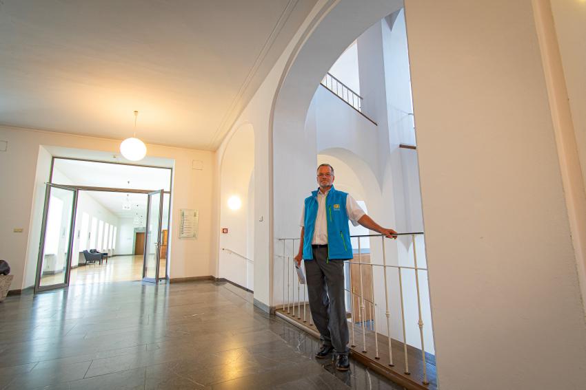 Naturtalent Stefan Radlmaier lehnt sich an ein Geländer im Gebäude der Regierung Niederbayern.

