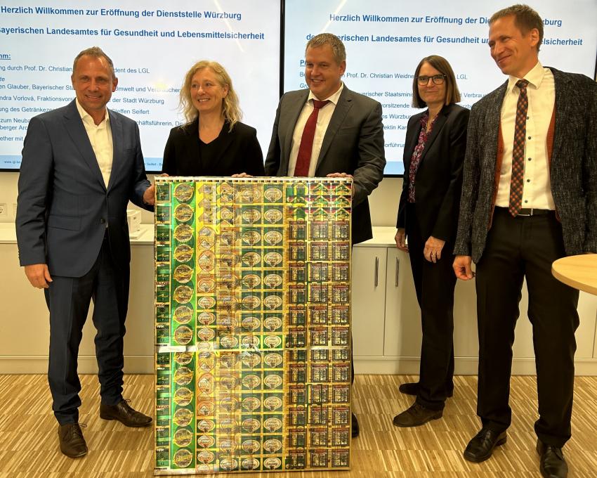 von links nach rechts: Verbraucherschutzminister Thorsten Glauber, Daniela Kircher, Staatliches Bauamt Würzburg, Prof. Dr. Weidner, Präsident des LGL, Antonie Neubauer-Juric, Vizepräsidentin des LGL & Dr. Steffen Seifert, LGL - Leiter Sachgebiet Getränke, Aromen, Herkunft und Echtheit von Getränken 
