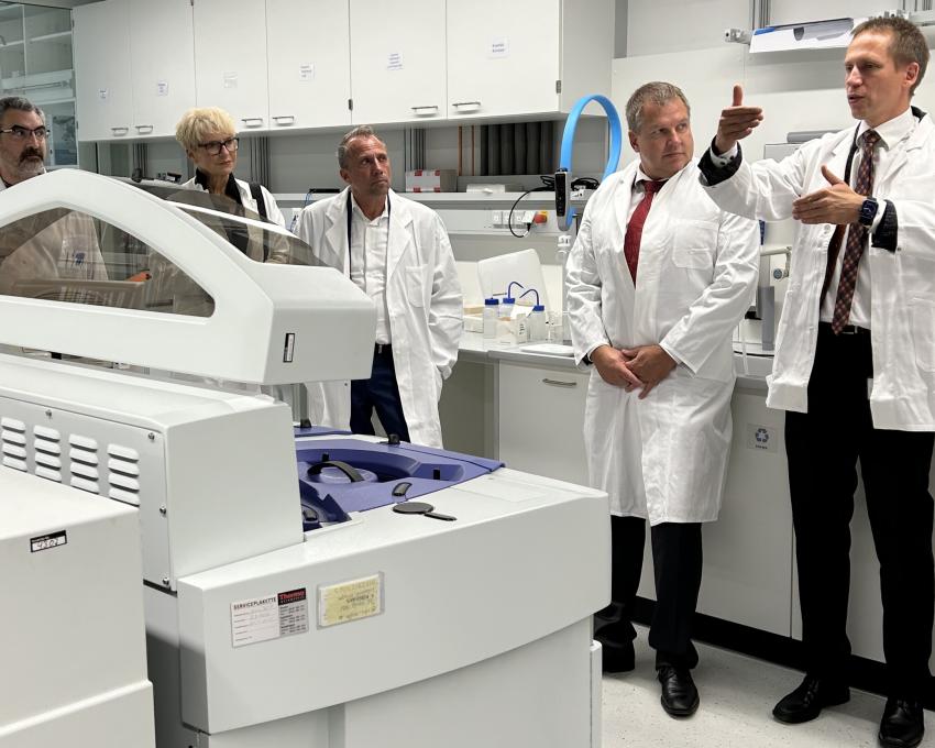 Verbraucherschutzminister Thorsten Glauber mit Prof. Dr. Christian Weidner, Präsident des LGL und Dr. Steffen Seifert, Leiter Sachgebiet Getränke, Aromen, Herkunft und Echtheit von Getränken 