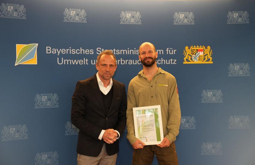 Umweltminister Thorsten Glauber mit dem Vertreter des Naturpark Ammergauer Alpen e.V. 