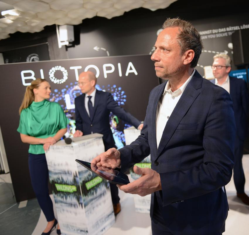 Umweltminister Thorsten Glauber mit Tablet 