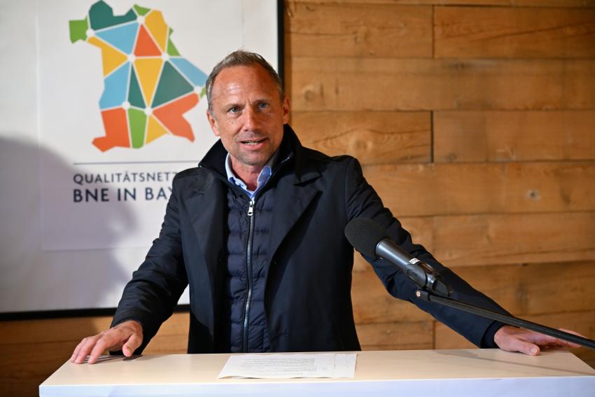 Umweltminister Thorsten Glauber hält ein Grußwort