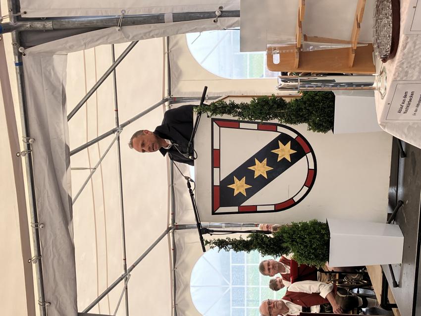 Umweltminister Thorsten Glauber hält eine Rede zur offiziellen Einweihung der erweiterten und generalsanierten Kläranlage in Speichersdorf.