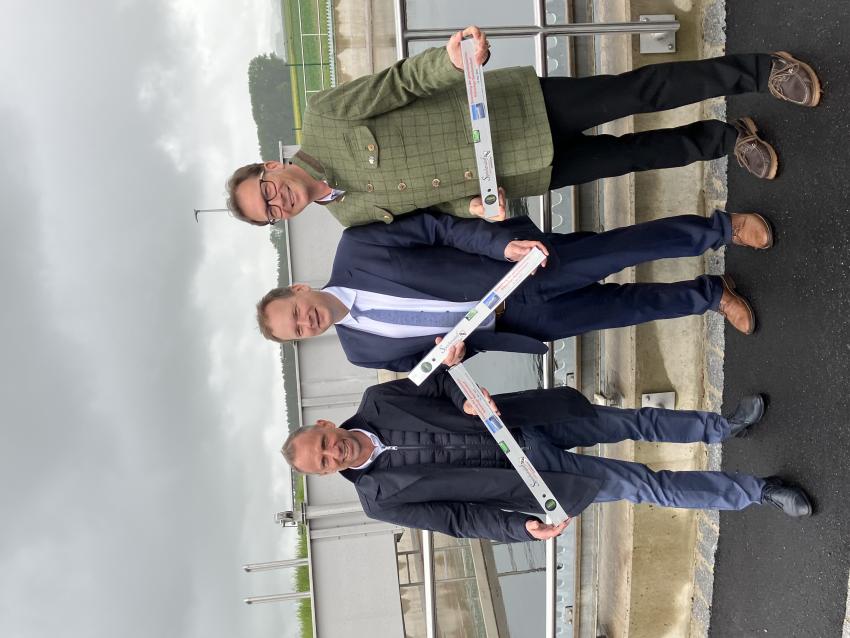 Umweltminister Thorsten Glauber (links), Christian Porsch (Bürgermeister von Speichersdorf) und Franc Dierl (MdL).