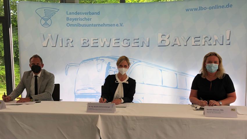 Bild vergrössert sich per Mausklick - >Beitritt des Landesverbandes Bayerischer Omnibusunternehmen (LBO) zur Bayerischen Klima-Allianz